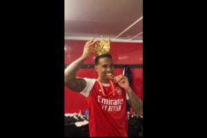 阿森纳晒加布里埃尔头戴王冠视频，并配文：巴西之王