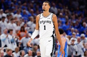 德安东尼：文班未来10年注定要拿MVP 他不需要挤掩护也能干扰投篮